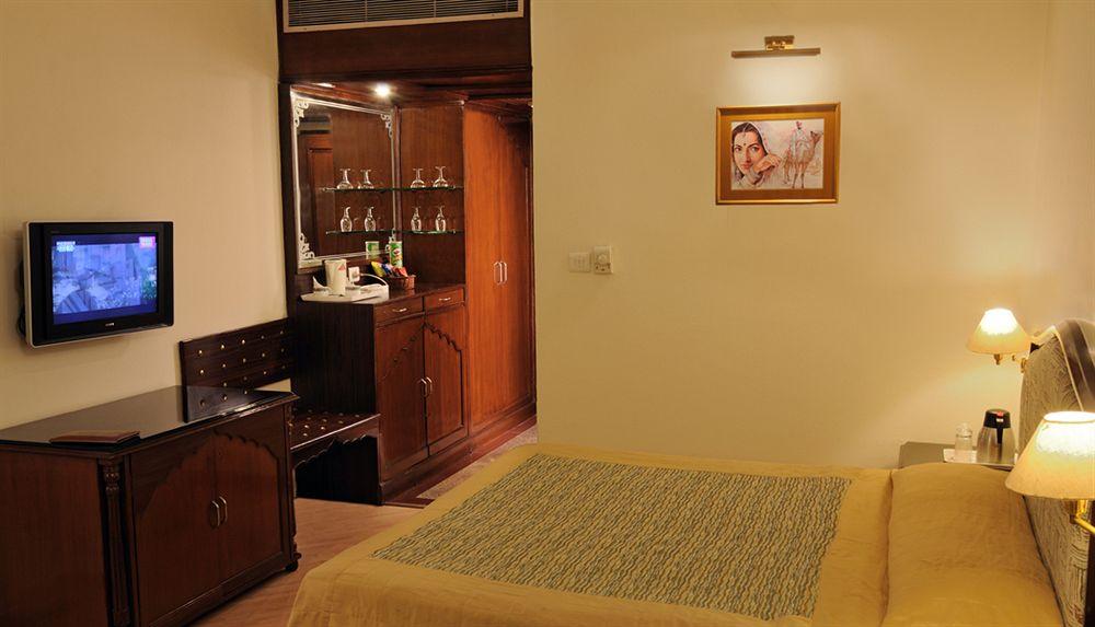 Hotel Maharaja Regency Ludhiana Exteriör bild