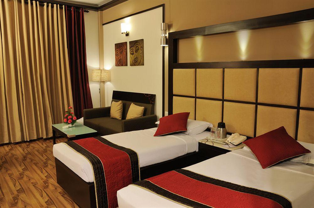 Hotel Maharaja Regency Ludhiana Exteriör bild