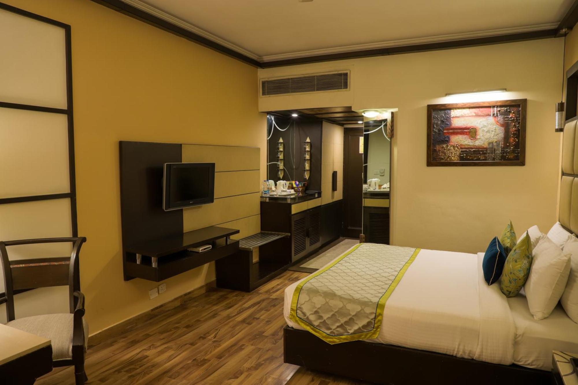 Hotel Maharaja Regency Ludhiana Exteriör bild