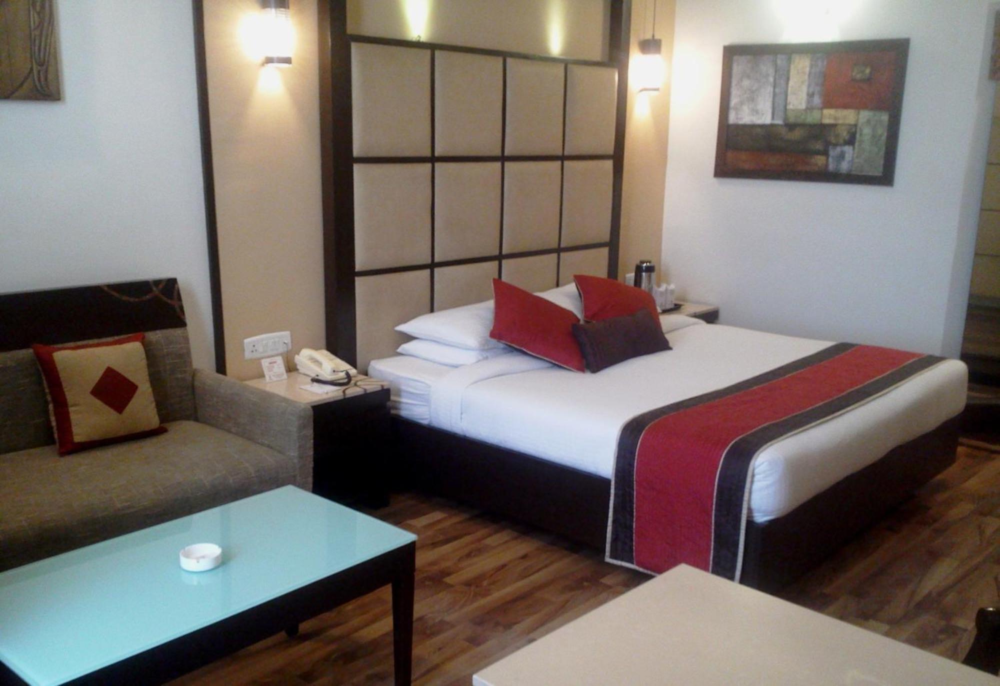 Hotel Maharaja Regency Ludhiana Exteriör bild