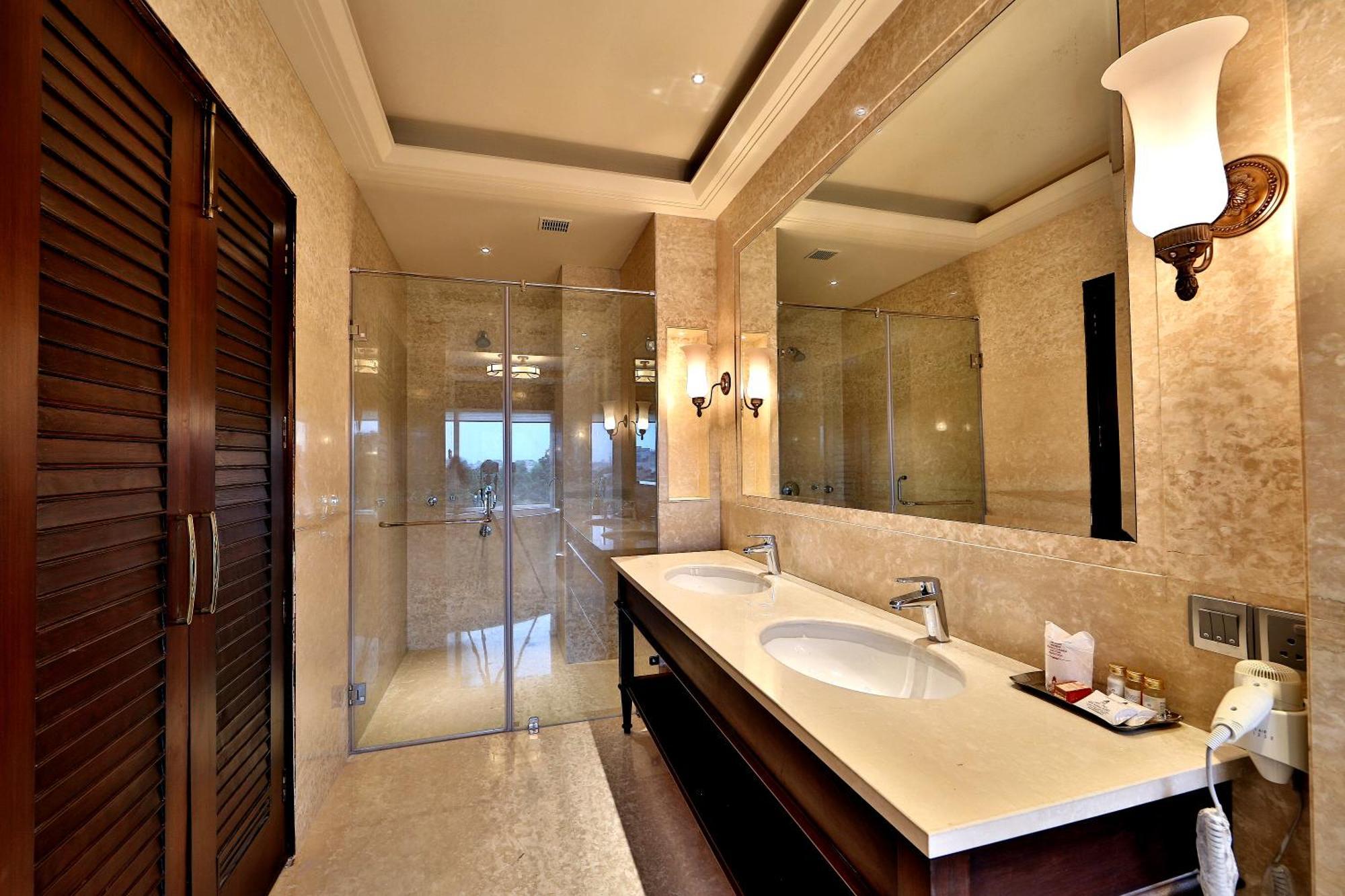 Hotel Maharaja Regency Ludhiana Exteriör bild