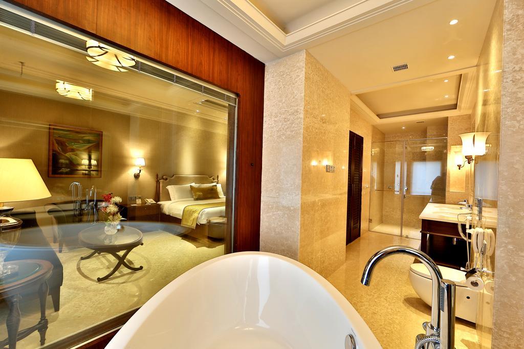 Hotel Maharaja Regency Ludhiana Exteriör bild