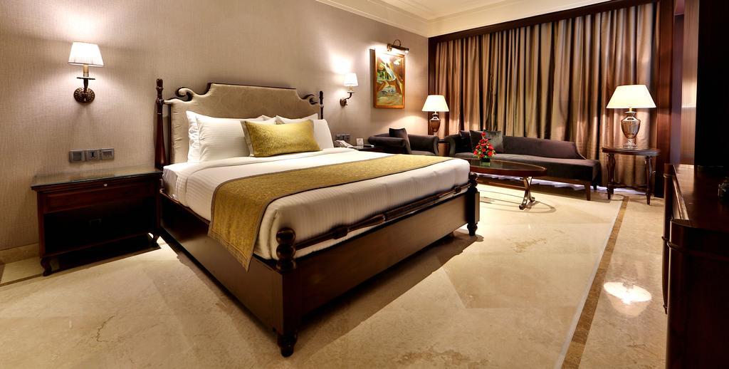 Hotel Maharaja Regency Ludhiana Exteriör bild