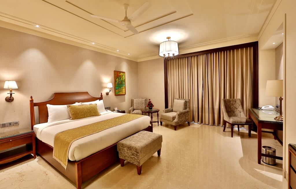 Hotel Maharaja Regency Ludhiana Exteriör bild