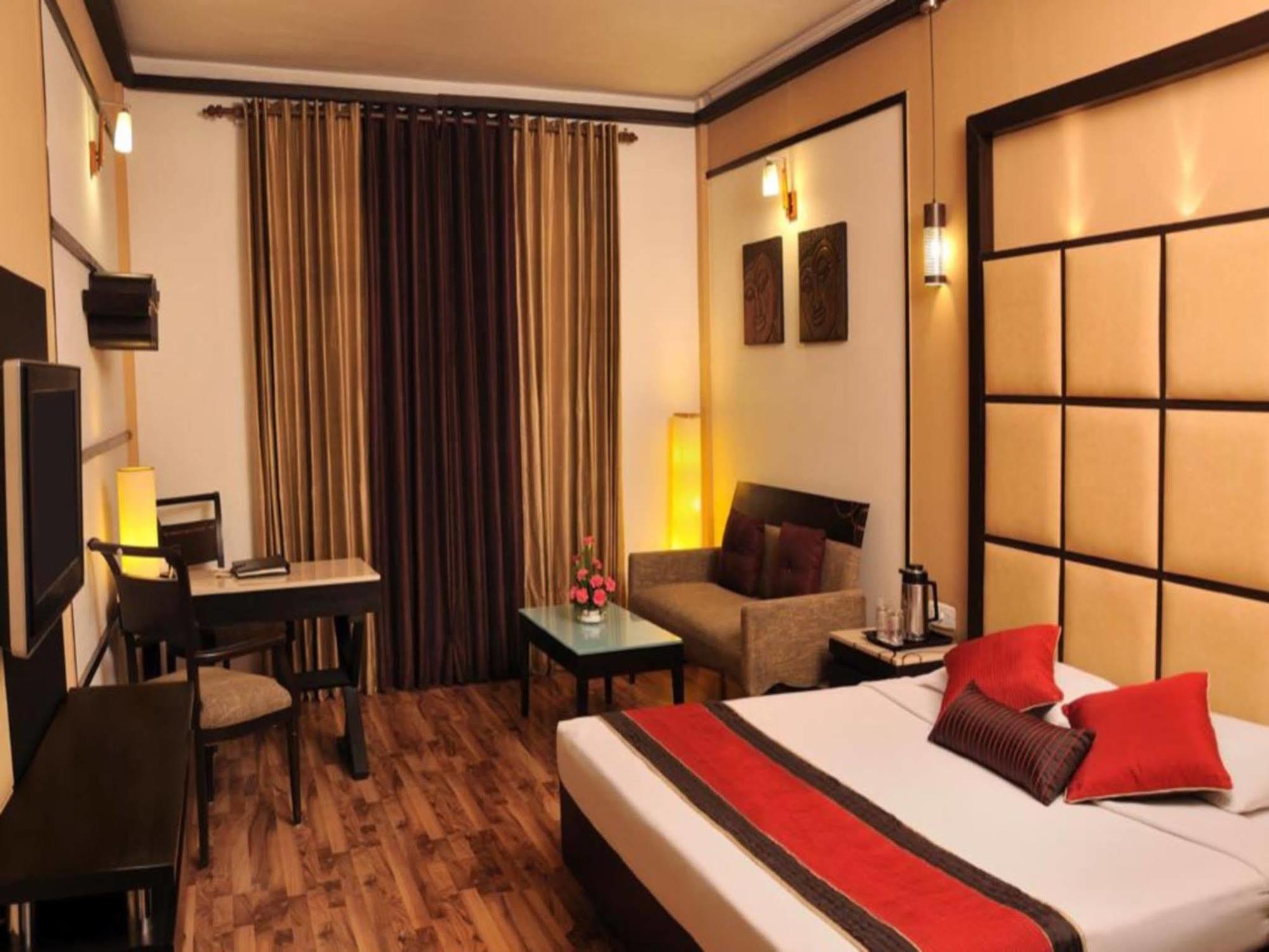 Hotel Maharaja Regency Ludhiana Exteriör bild