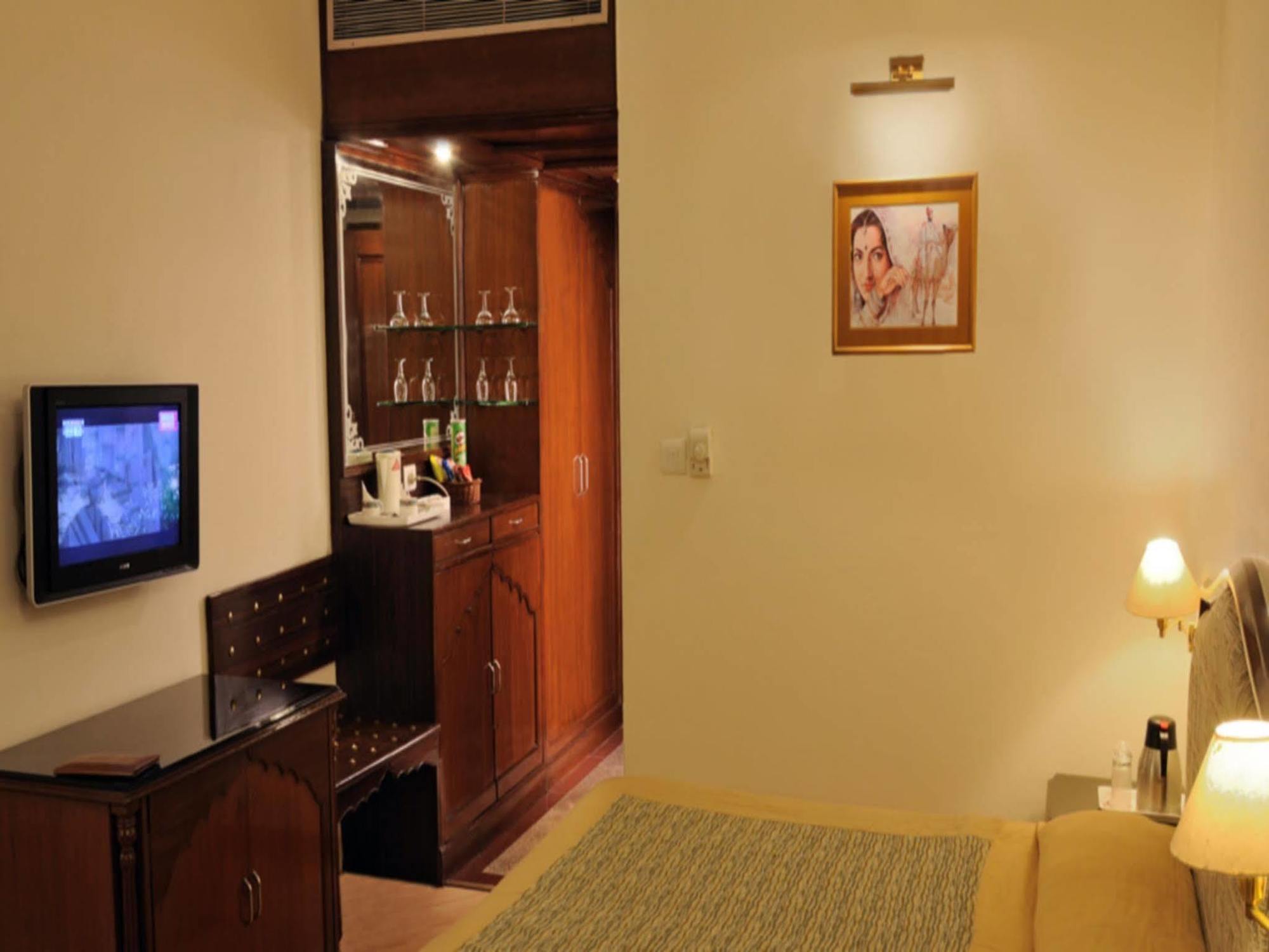 Hotel Maharaja Regency Ludhiana Exteriör bild